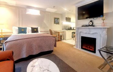 Luxury Class Executive Suite with Fireplace 