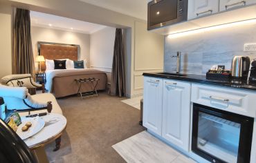 Luxury Class Queen (Accessible) Suite